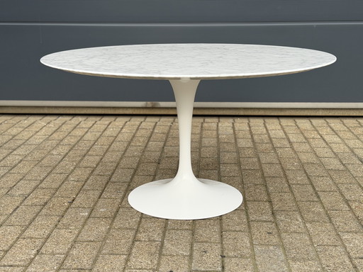 Original Carrara marble round Knoll Tulip dining table (120cm)