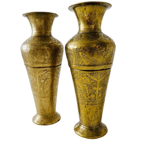 Image 1 of Coppia di antichi vasi orientali in ottone inciso anni '20