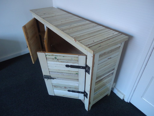 1x groot dressoir van sloophout, beige met accentkleuren