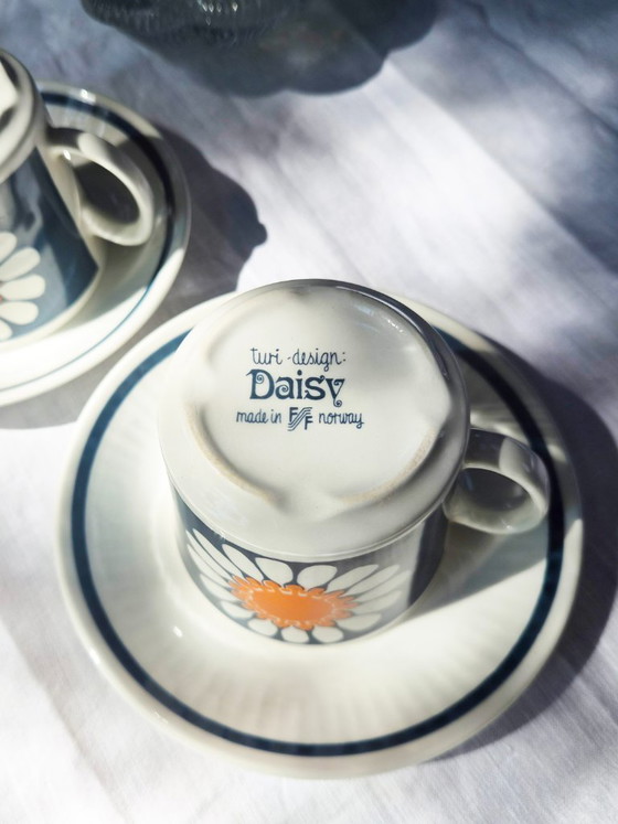 Image 1 of 2 tazze e piattini Daisy di Figgjo Flint, Norvegia. Design di Turi Gramstad Oliver. Anni '60.