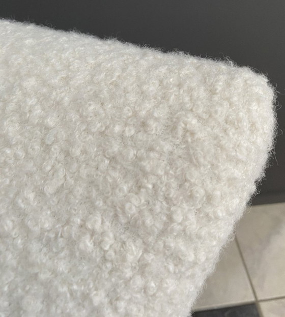 Image 1 of Deux grands fauteuils à bascule très confortables, retapissés en bouclette blanche.