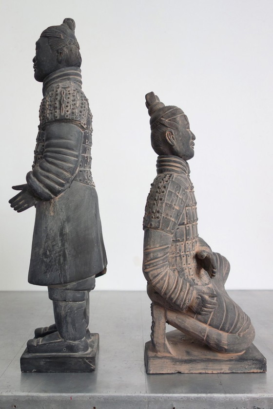 Image 1 of Paire de guerriers chinois en terre cuite, H52 et H 40cm