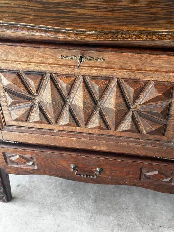Pequeño armario de almacenamiento de roble tallado – Circa 1930 – Fabrication Artisanale debut XX e s (photo 11 of 15)