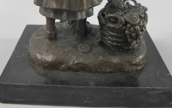 Image 1 of Bronzestatue eines Mädchens mit einem Korb voller Trauben