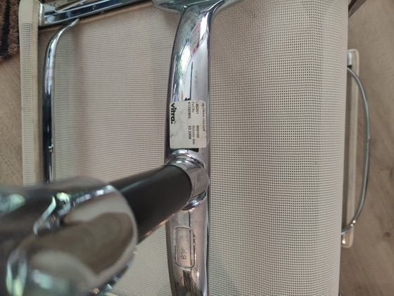 Image 1 of 3 sedie girevoli Vitra EA 108 con rivestimento in rete bianca