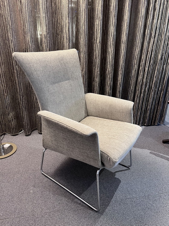 Image 1 of 1 poltrona con schienale alto Aida + pouf del marchio JORI