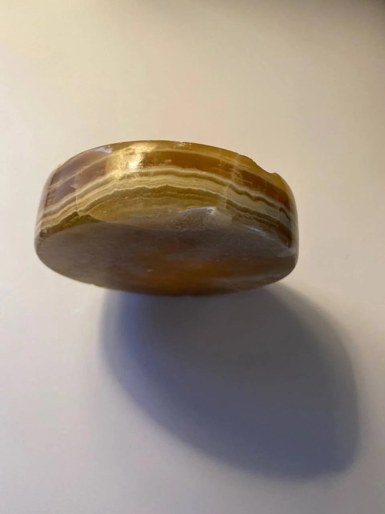 Honingkleurige onyx asbak – Geslepen en gepolijst natuursteen – Vintage vakmanschap – Decoratieve objecten (photo 4 of 4)