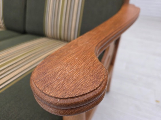 Image 1 of Deense driezitsbank uit de jaren 70, bekleed met groene meubelwol en gemaakt van massief eikenhout.