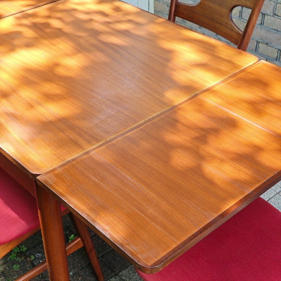 Image 1 of Set da pranzo vintage con 4 sedie e tavolo allungabile.