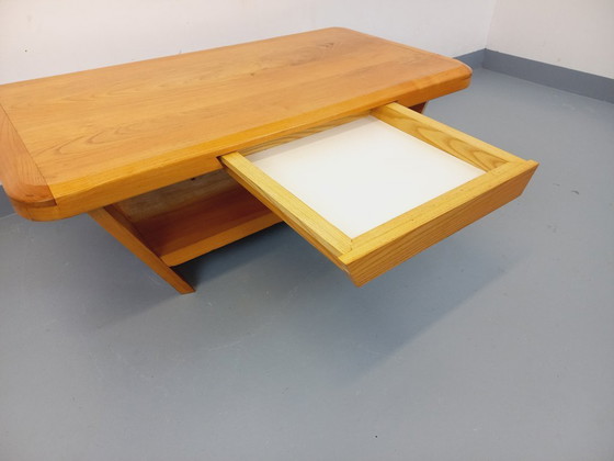 Image 1 of Vintage brutalistische rechthoekige salontafel van massief iepenhout met lade uit de jaren 70.