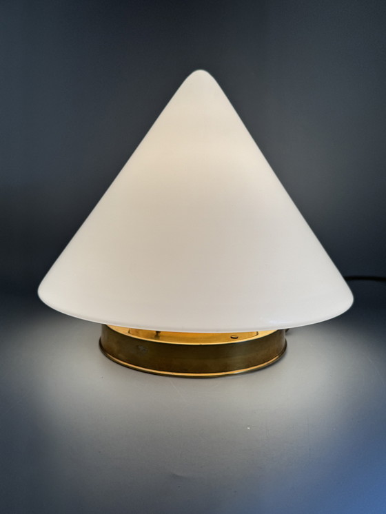 Image 1 of Plafonnier avec abat-jour conique en verre et monture en laiton