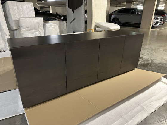 Image 1 of 4-TÜRIGES SIDEBOARD AUS GRAUEM EICHENHOLZ AUF MASSIVEM SOCKEL OHNE GRIFFE