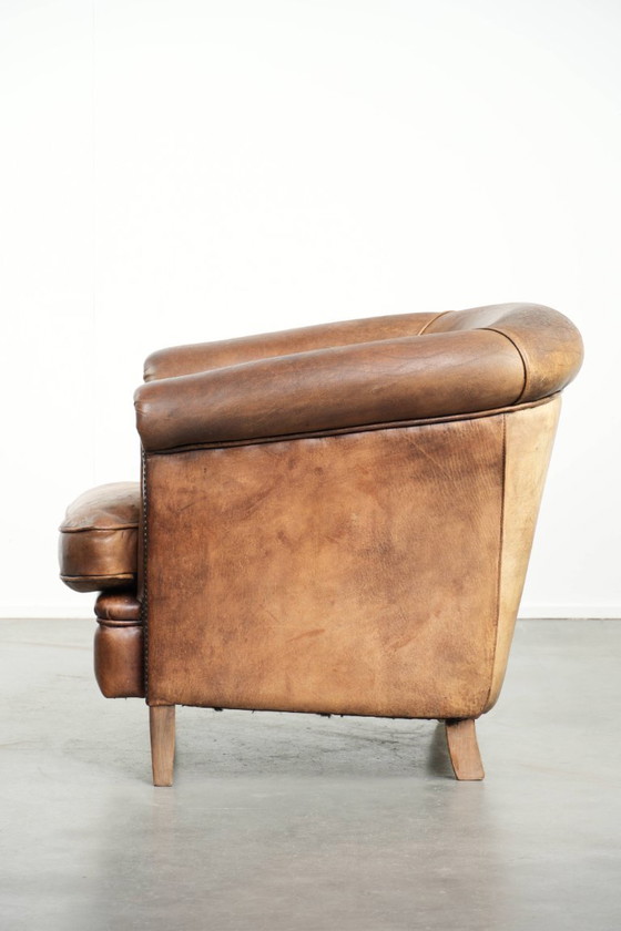 Image 1 of Heerlijke stoere cognac kleurige schapenleren clubfauteuil met een mooie vintage look in Engelse stijl