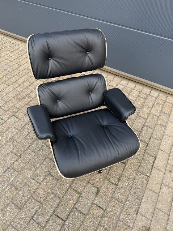 Image 1 of 2 poltrone lounge Vitra Eames XL originali con poggiapiedi, in pregiata pelle nera e palissandro Santos, NUOVE!!