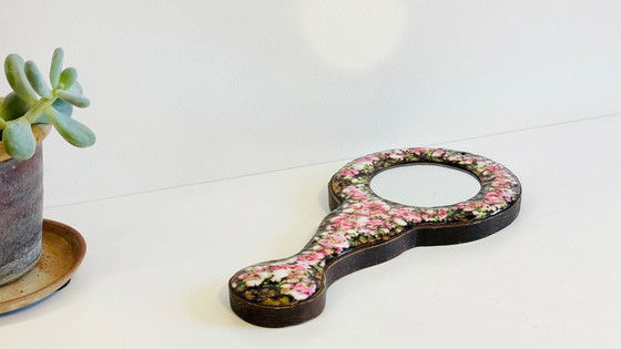 Image 1 of Vintage geëmailleerde metalen handspiegel