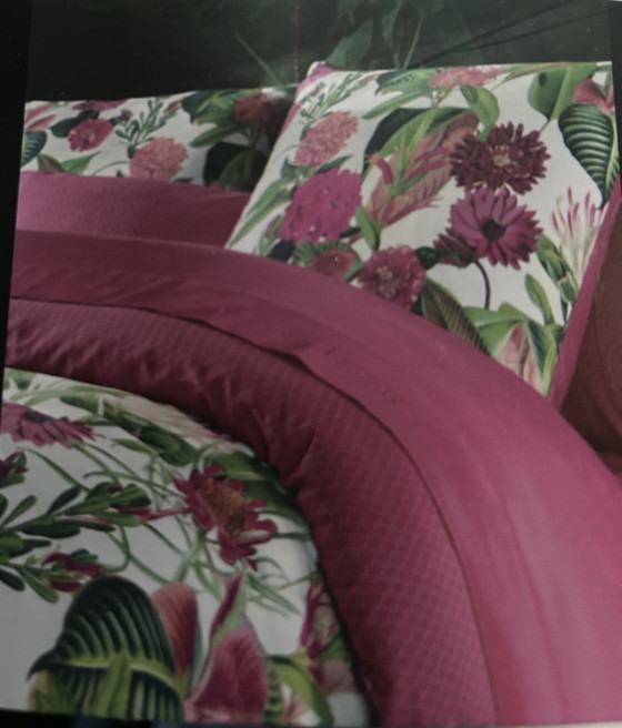 Image 1 of Dekbedovertrek Christian Lacroix garden fuchsia