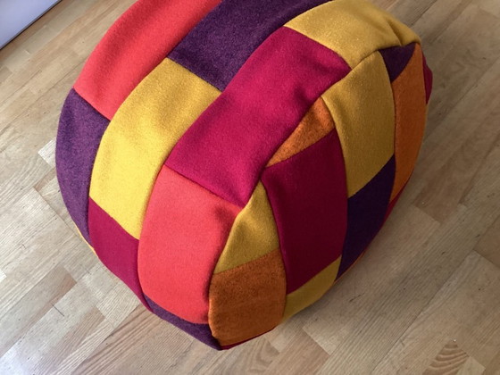 Image 1 of Poef van kleurrijk vilt