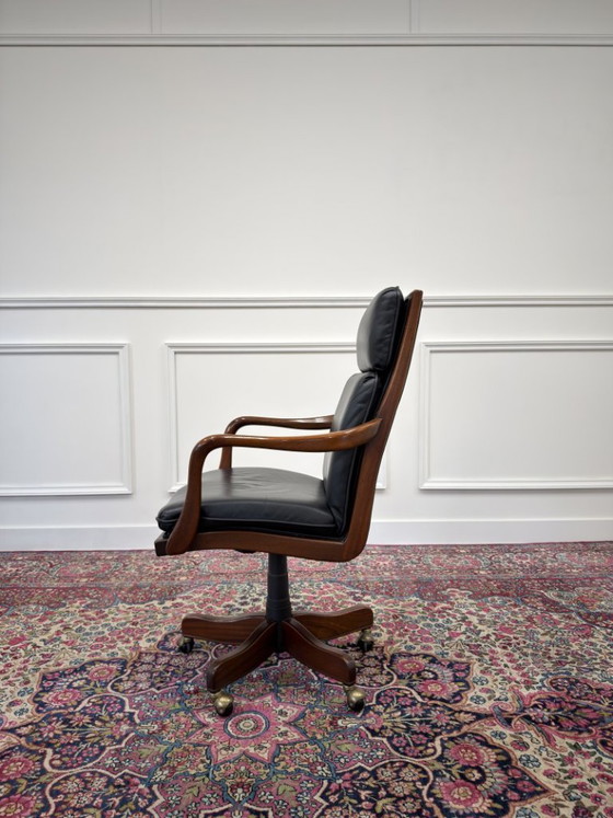 Set Klassische englische Chesterfield Bürostühle – Leather, Wood (photo 6 of 11)