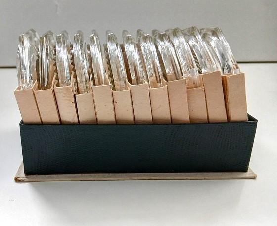 Image 1 of (W016) Komplettes Set aus 12 antiken Kristalluntersetzern – Hergestellt in der Tschechoslowakei – 9 x 9 cm – Neuwertig