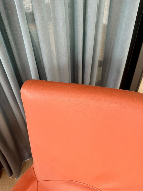 Image 1 of Fauteuil pivotant orange en cuir