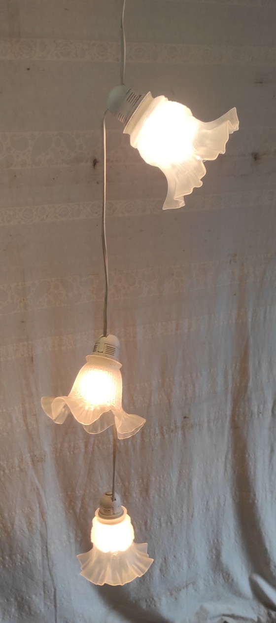 Image 1 of Tre lampade a sospensione a forma di tulipano in pasta di vetro - metà del XX secolo