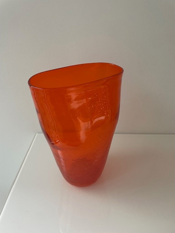 Image 1 of Jarrón soplado a mano en vidrio naranja intenso.