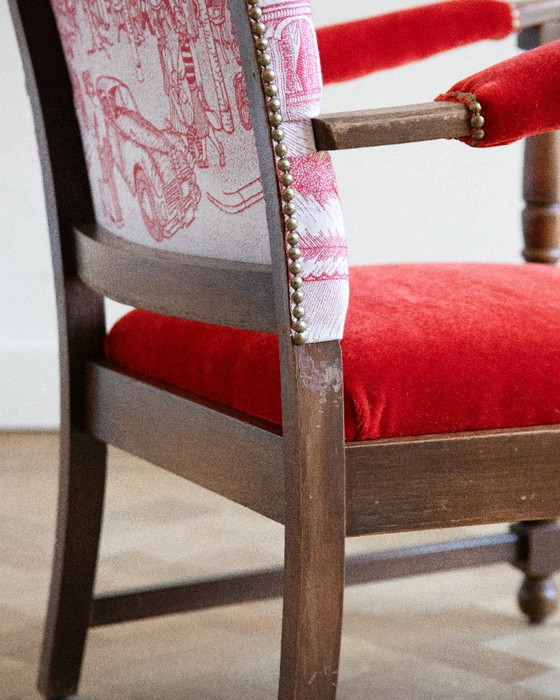 Image 1 of Fauteuil de style Louis XV – Velours mohair rouge – Imprimé café parisien