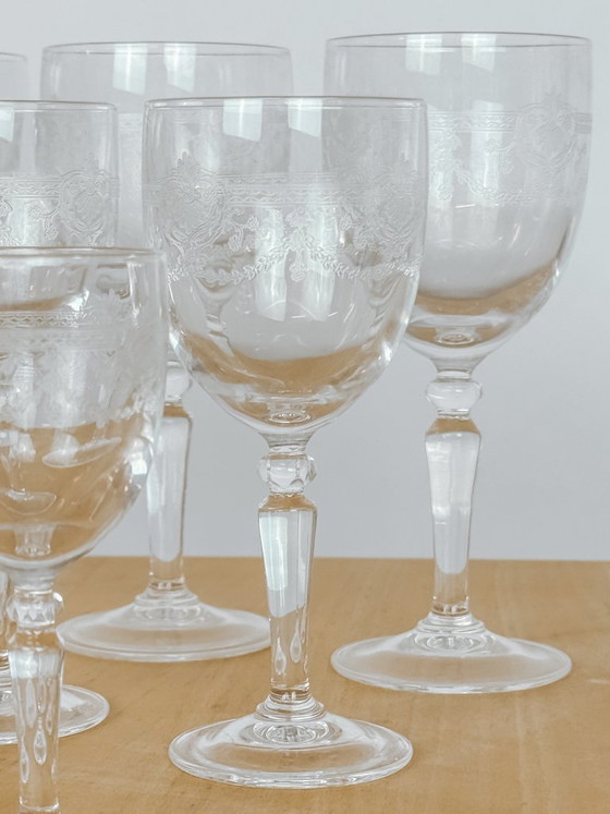 Image 1 of Set di 12 bicchieri da vino vintage con dettagli intagliati