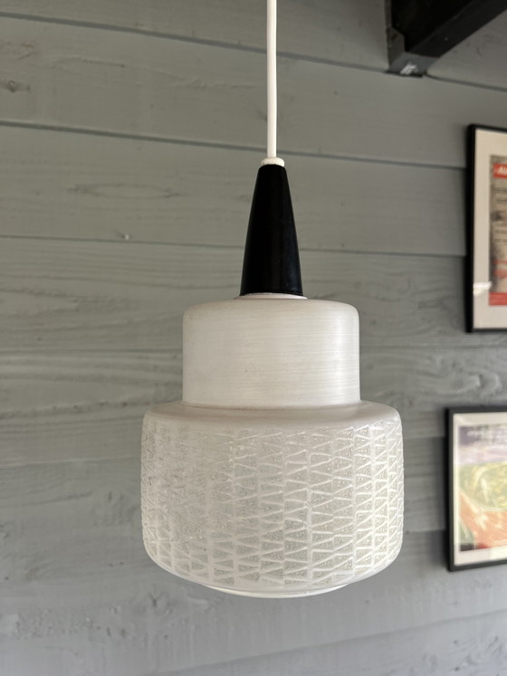 Image 1 of Lampada a sospensione vintage francese in opalino bianco/nero, stile metà secolo.