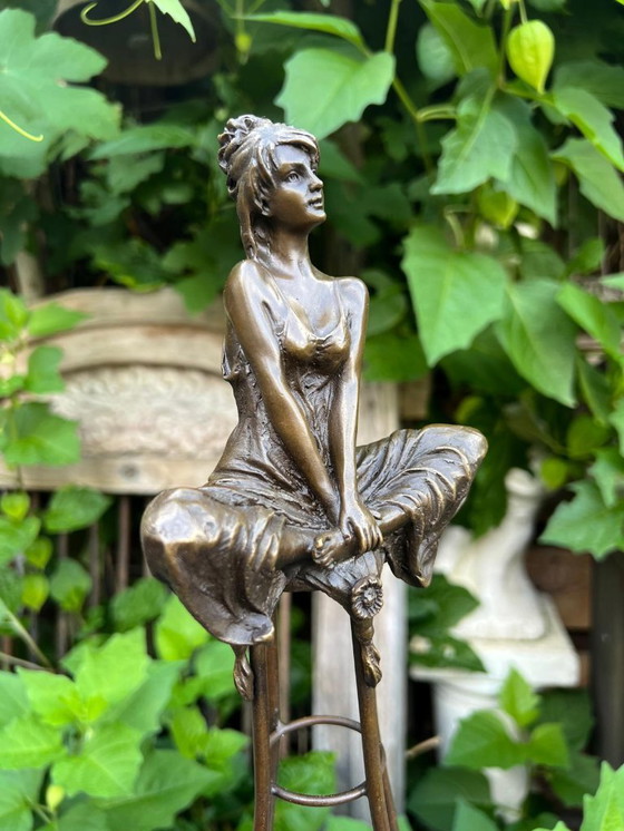 Image 1 of Bronzeskulptur einer sitzenden Dame auf einem Hocker