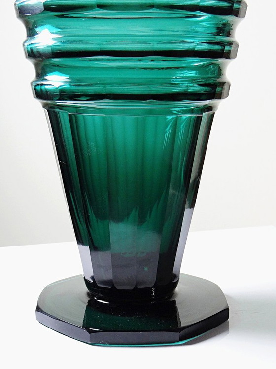 Large Antique Art Deco Cut Emerald Crystal Vase, Bohemia 1920-1930 – Bohême (photo 6 of 14)