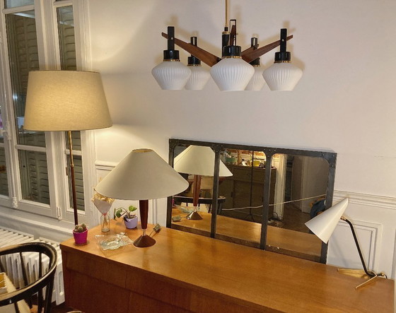 Image 1 of Lampadario italiano d'epoca in teak, ottone e vetro opalino