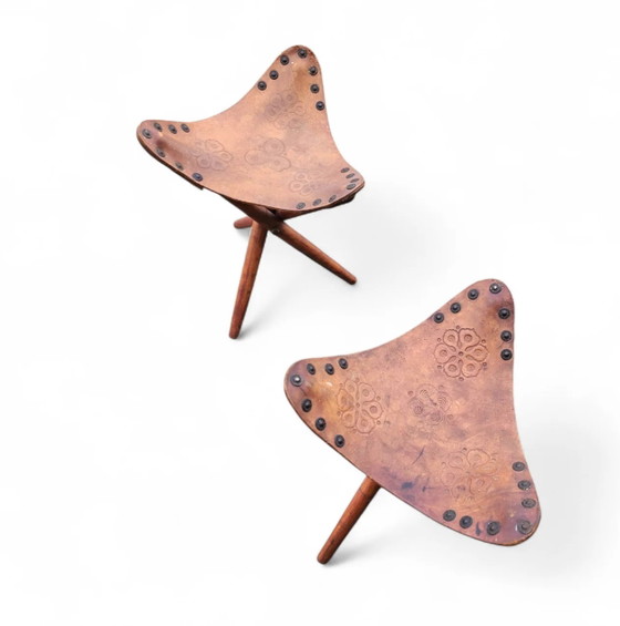 2 x Bijpassende Vintage Bewerkt Lederen Driepoot Stoel / Campingstoel – Klapstoelen (photo 5 of 17)