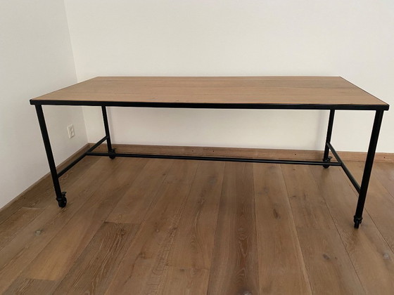 Image 1 of Mesa negra mate con ruedas (Ikea) y tablero de roble.