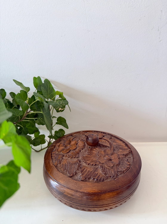 Vintage Round Wooden Keepsake Box – Decorative Objects (photo 3 of 7)