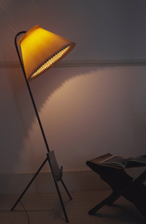 Image 1 of Vintage Le Klint vloerlamp met originele handgevouwen geplooide acrylkap, Deense mid-century moderne leeslamp met magazijn.