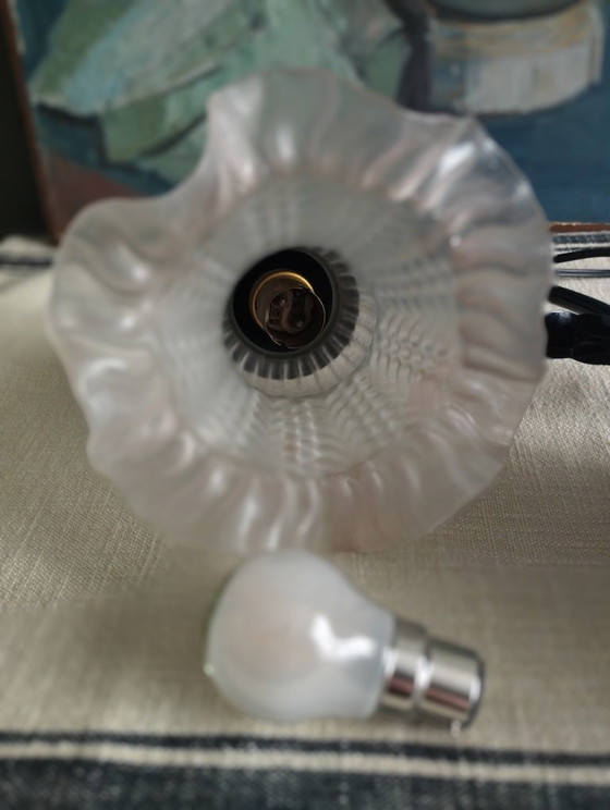 Image 1 of Lampe tulipe en métal noir patiné et abat-jour en verre opaque