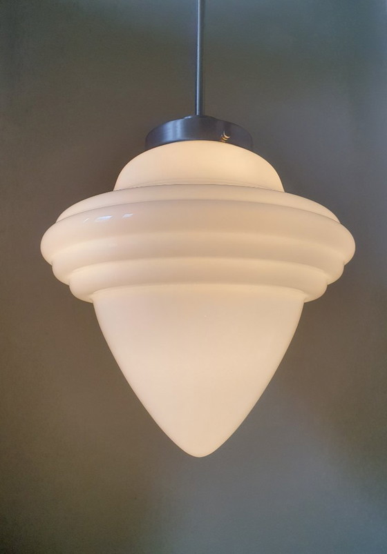 Image 1 of Lampada a sospensione Art Déco 'Eikel'. Vetro opalino con cornice in nichel opaco.