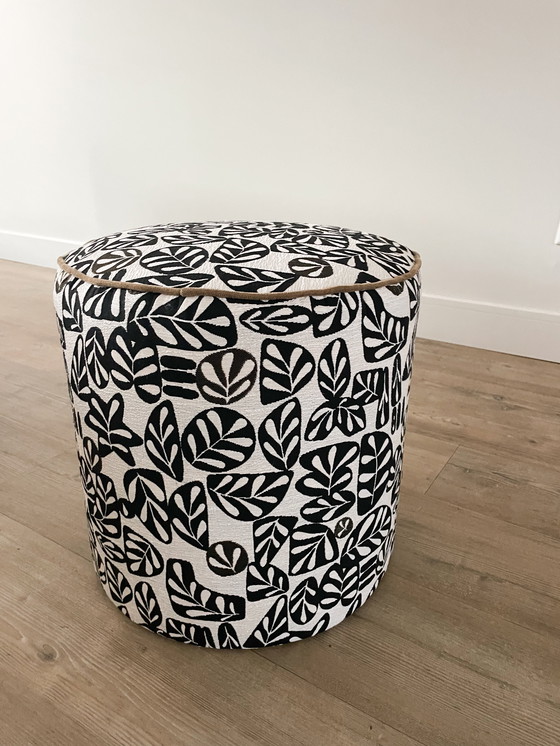 Image 1 of Pouf revisité - noir et blanc - retapissé - pièce unique