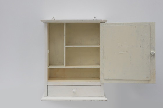Image 1 of Franse Art Deco witte spiegelende scheer- of medicijnkast in eikenhout