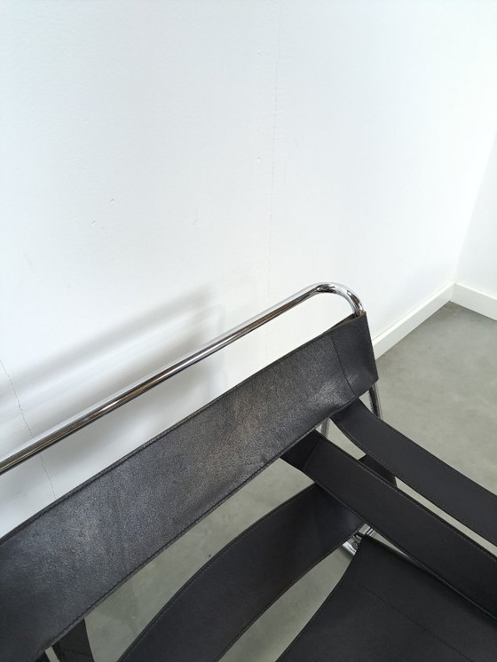 Image 1 of Réplica de la silla Wassily con cuero negro y cromo