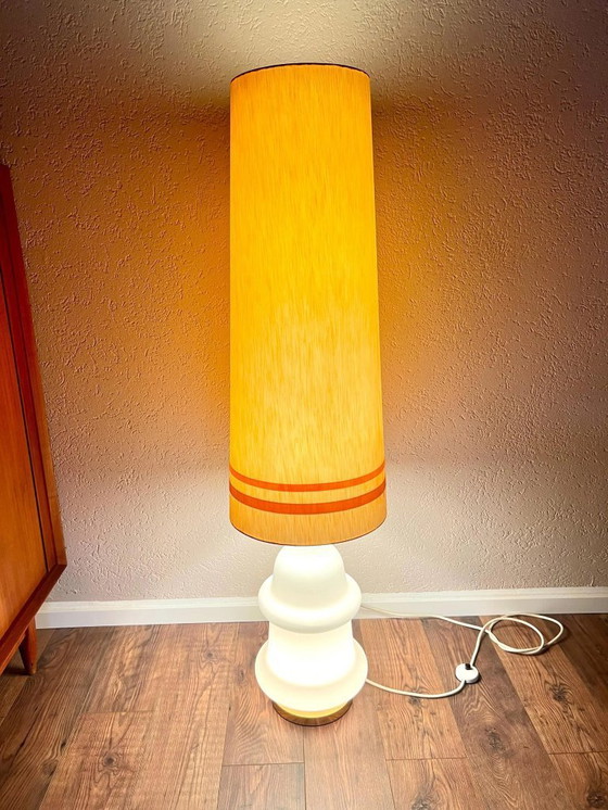 Image 1 of 1970er Jahre große Space-Age Opalglas-Stehlampe mit Leuchtfuß und verschiedenen Beleuchtungsmodi, mit insgesamt 3 E27 Fassungen.