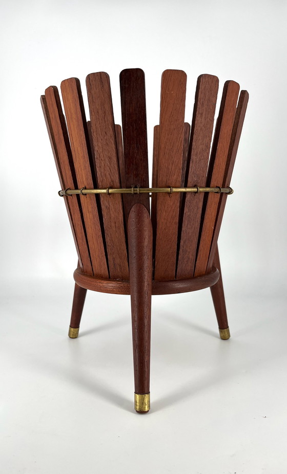 Image 1 of Maceta, jardinera de teca de latón de mediados de siglo Dinamarca