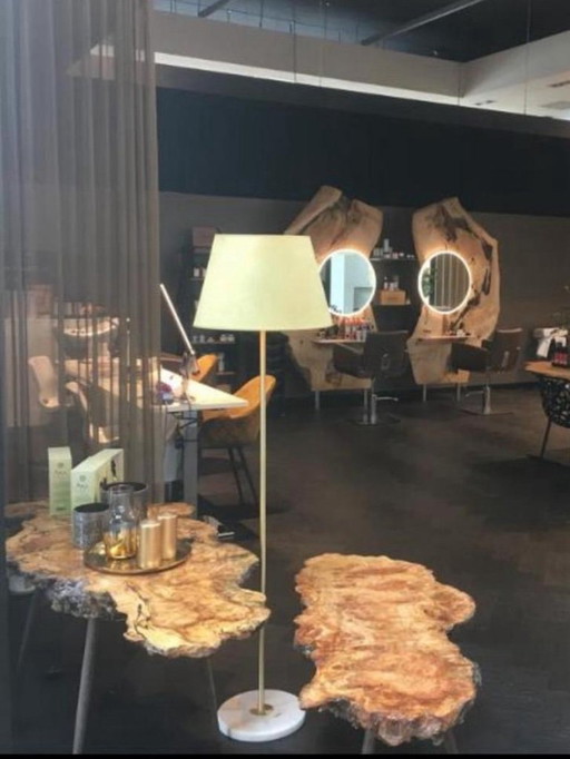 einzigartiger schicker Tisch.