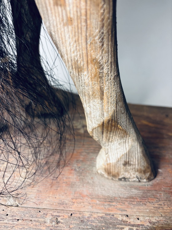 Image 1 of Antico cavallo da tiro in legno su slitta con rivestimento in tessuto e pelle – circa fine XIX/inizio XX secolo