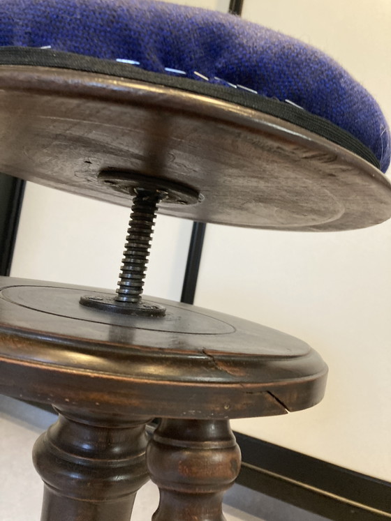 Sgabello da pianoforte antico, rotondo, regolabile in altezza. – Sgabelli, Metal, Textile (photo 3 of 5)
