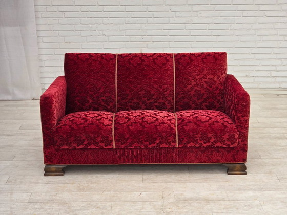 Image 1 of Deense driezitsbank uit de jaren 50, bekleed met velours en eikenhout.