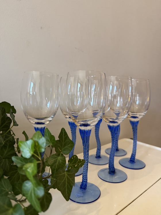 Set of 7 vintage wine glasses with wavy stem – Glass & Decanter, Crystal (photo 4 of 7)
