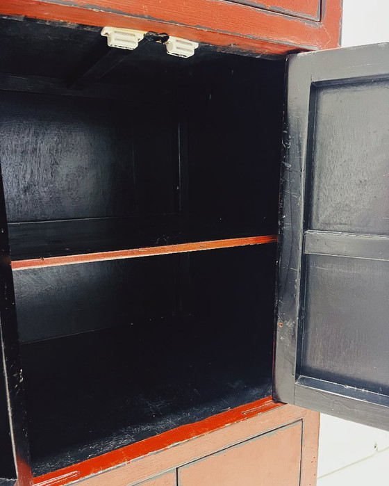 Image 1 of Mobiletto cinese rosso a tre ante