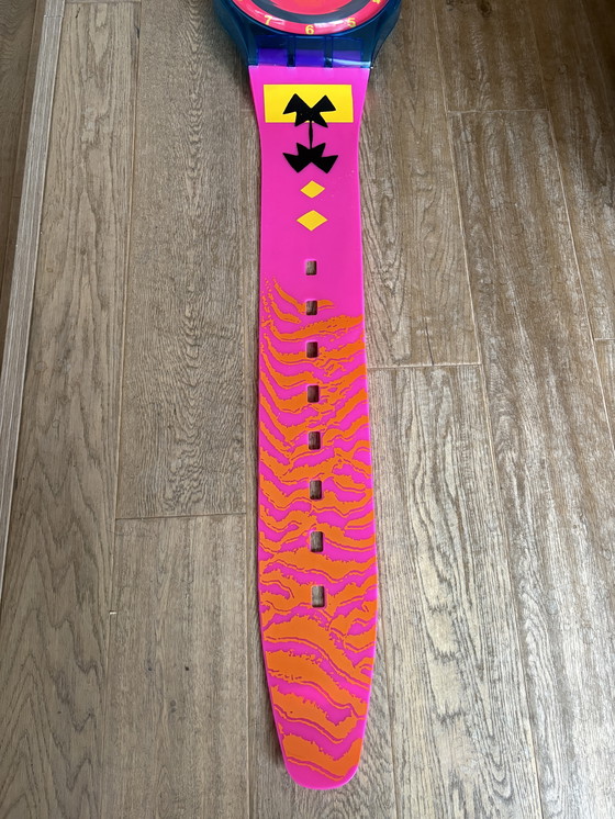 Image 1 of Horloge murale vintage Maxi Swatch – « Ouragan rose » (1989)